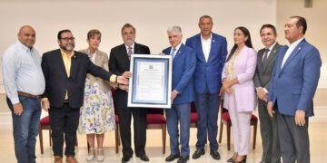 Senado reconoce a Ricky Noboa por trayectoria en la crónica deportiva