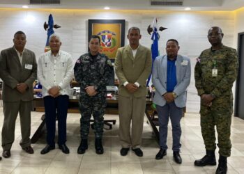 Director de la OMSA y comerciantes de Manoguayabo se reúnen con jefe de la Policía Nacional