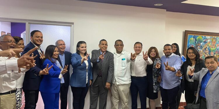 Aspirantes a alcaldes del PRSC y  FP se juramentan en el PLD 