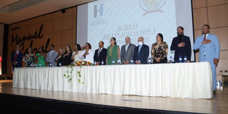 Moscoso Puello entrega a la sociedad 69 especialistas