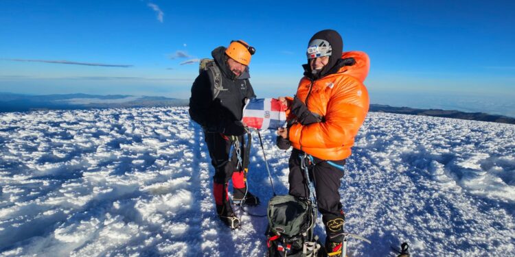 Montañista dominicana "Thais Herrera" escala la montaña más alta de Ecuador, el Chimborazo