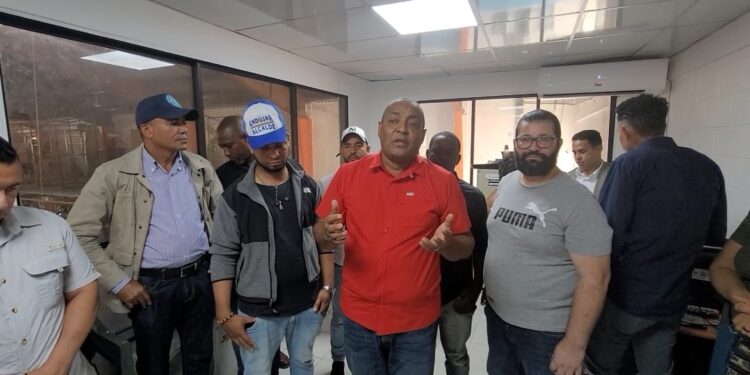 Alcalde José Andújar y mercaderes acuerdan fecha traslado