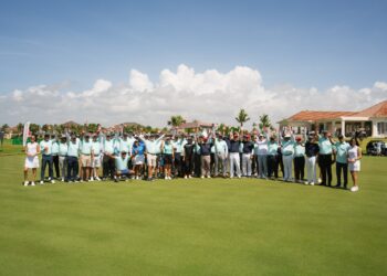 Muestran bondades de los Cadillac a golfistas del torneo de Adozona