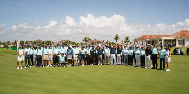 Muestran bondades de los Cadillac a golfistas del torneo de Adozona