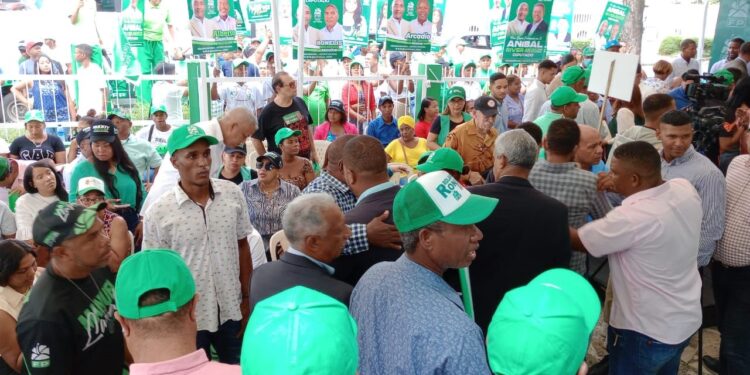 Aspirantes de la Fuerza de Pueblo acuden a formalizar inscripción desde tempranas horas