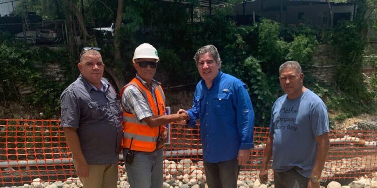 Diputado Miguel Bogaert supervisa trabajos en la cañada de Guajimia en SDO