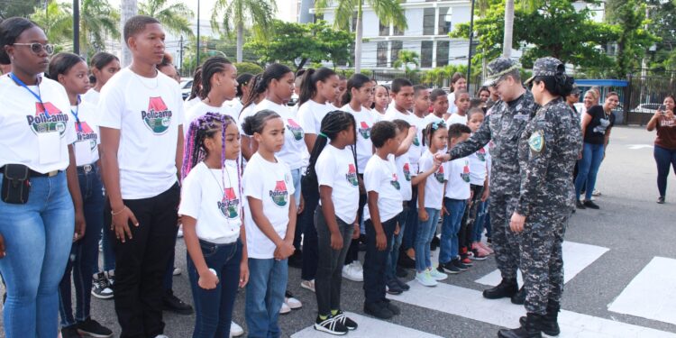 Niños y niñas del campamento “Policamp 2023” participan en izamiento bandera en la sede central policial