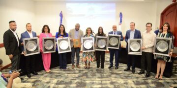 Junta Municipal de La Caleta reconoce al expresidente Danilo Medina