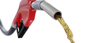 Gobierno congela precios de mayoría de los combustibles