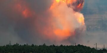 Incendio en un campo de entrenamiento en Crimea obliga a evacuar a más 2.000 ciudadanos
