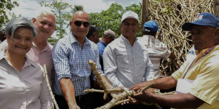 Agricultura prepara tierra y entrega material en SPM