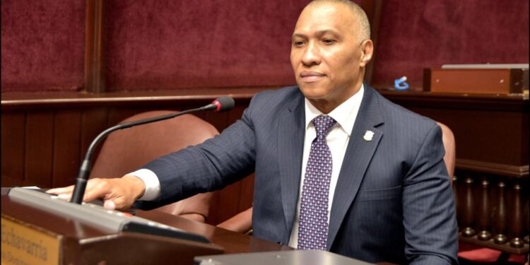 Somete proyecto de ley que busca eliminar impuesto en adquisición de vivienda de bajo costo