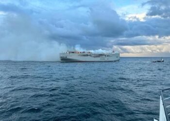 Se incendia carguero con casi 3.000 autos frente a las costas de Países Bajos; un fallecido