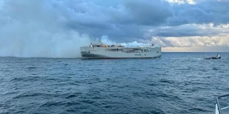 Se incendia carguero con casi 3.000 autos frente a las costas de Países Bajos; un fallecido