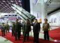 Kim Jong-un exhibe su arsenal de misiles nucleares y drones ante el ministro ruso