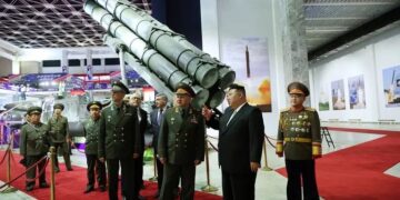 Kim Jong-un exhibe su arsenal de misiles nucleares y drones ante el ministro ruso