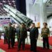 Kim Jong-un exhibe su arsenal de misiles nucleares y drones ante el ministro ruso