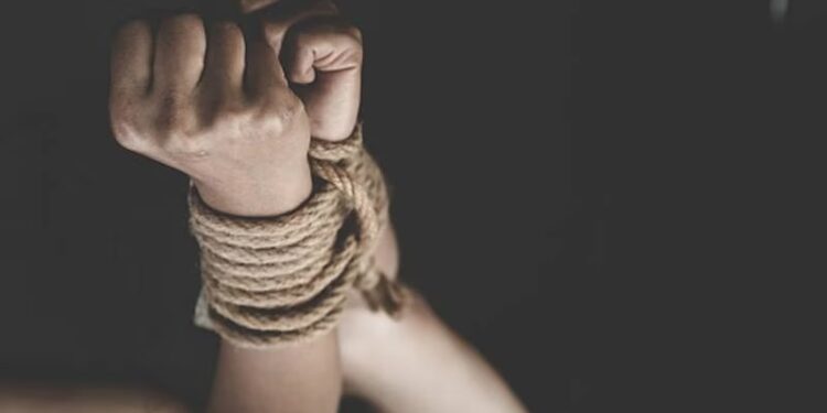 Una mujer rusa que estuvo secuestrada durante 14 años logra escapar de su captor