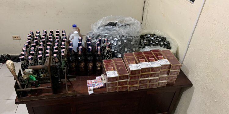 PN ocupa bebidas presuntamente adulteradas y cigarrillos de procedencia ilegal