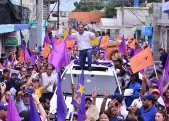 Abel Martínez encabeza marcha con miles de personas en Los Alcarrizos