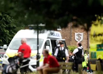 Nueve heridos, siete de ellos niños, tras impactar un coche contra una escuela de Londres