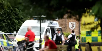 Nueve heridos, siete de ellos niños, tras impactar un coche contra una escuela de Londres