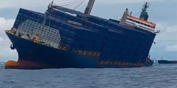 Barco con 600 contenedores se hunde frente al puerto taiwanés de Kaohsiung
