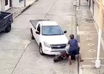 Ecuador: Conductor se llevó por delante a ladrón que quería robar a una mujer