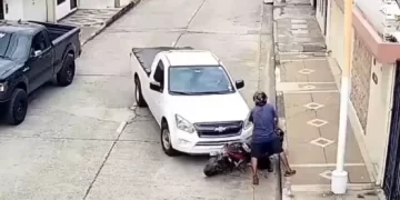 Ecuador: Conductor se llevó por delante a ladrón que quería robar a una mujer