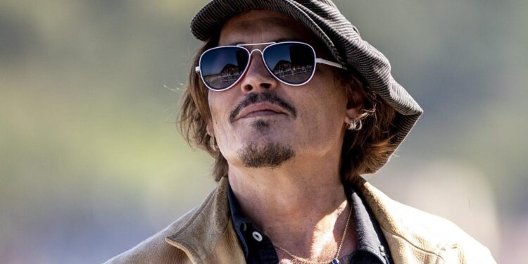 Johnny Deep preocupa por su salud; lo encuentran desmayado en hotel