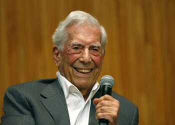 Mario Vargas Llosa es hospitalizado por segunda vez por covid-19