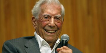 Mario Vargas Llosa es hospitalizado por segunda vez por covid-19