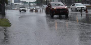 Vaticinan aguaceros por onda tropical y vaguada
