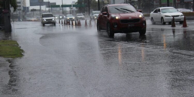 Vaticinan aguaceros por onda tropical y vaguada