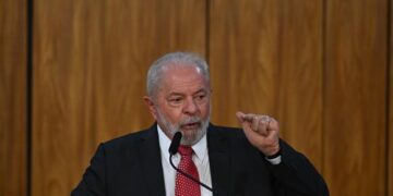 Lula dice que se operará por no aguantar más dolor pero que sólo podrá hacerlo en octubre