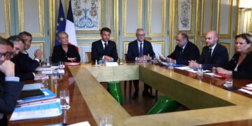 Francia: Emanuel Macron y siete ministros más se reúnen de urgencia ante la ola de disturbios en el país