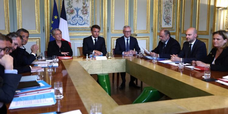 Francia: Emanuel Macron y siete ministros más se reúnen de urgencia ante la ola de disturbios en el país