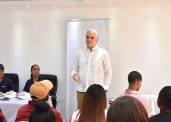 Ministro de Trabajo exhorta a jóvenes aprovechar oportunidades de las ferias y jornadas de empleo