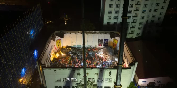 Once muertos tras derrumbe de techo de un centro deportivo escolar