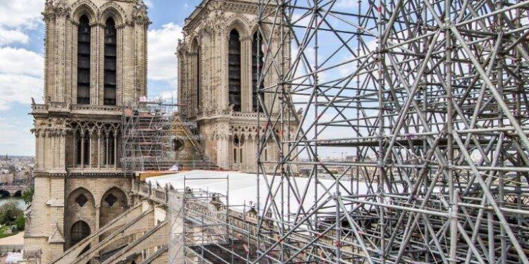 Llegan a Notre Dame vigas de madera para la reconstrucción de la catedral