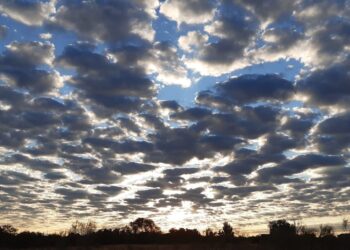 Nublados en la tarde con aguaceros aislados y distanciadas tronadas sobre algunas localidades