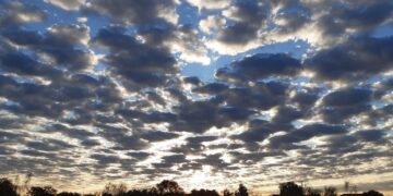 Nublados en la tarde con aguaceros aislados y distanciadas tronadas sobre algunas localidades