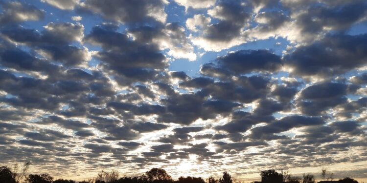Nublados en la tarde con aguaceros aislados y distanciadas tronadas sobre algunas localidades
