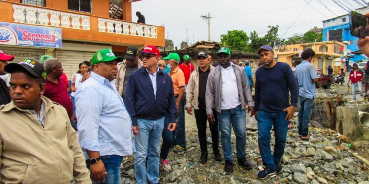 Aspirante a alcalde de Santo Domingo Oeste, recorre zonas afectadas por tormenta Franklin