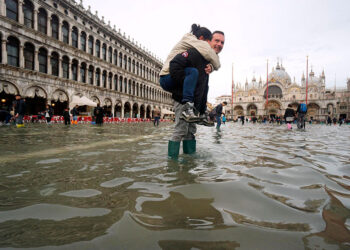 Alerta en el norte de Italia por la llegada de un violento temporal, con Venecia inundada