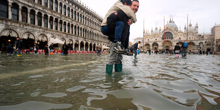 Alerta en el norte de Italia por la llegada de un violento temporal, con Venecia inundada