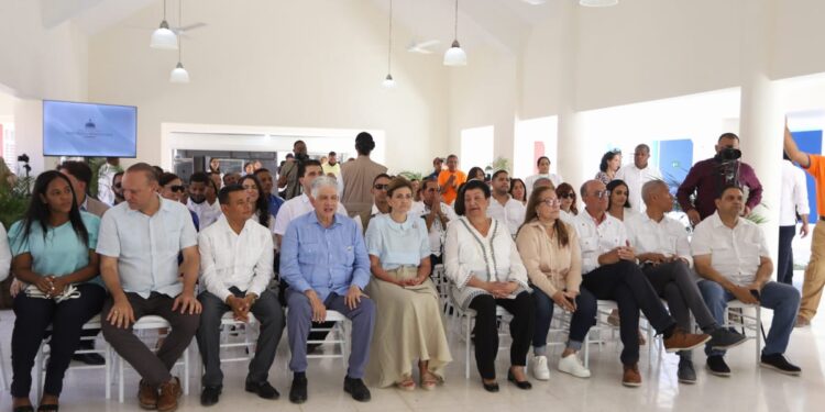 La Vicepresidenta de la República y la directora del INAIPI inauguran un nuevo CAIPI en Santiago