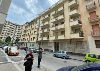 Niña cae de un quinto piso en Italia y es amortiguada por un hombre que iba cruzando la calle