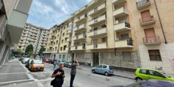 Niña cae de un quinto piso en Italia y es amortiguada por un hombre que iba cruzando la calle