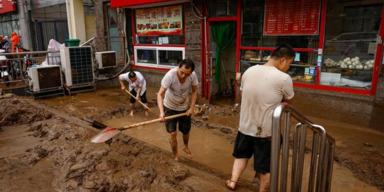 Un fuerte tifón paraliza el tráfico aéreo en el sur de Japón y deja 220.000 casas sin luz